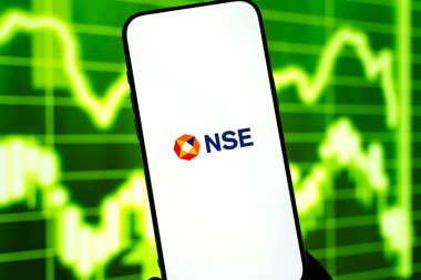 Ulusal Borsa veya NSE logosu 12 Şubat 2026 'da Hindistan' ın Bangalore kentinde bir akıllı telefonun ekranında sergilenmektedir.