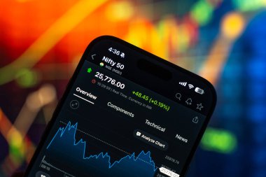 Ulusal Borsa veya NSE logosu 12 Şubat 2026 'da Hindistan' ın Bangalore kentinde bir akıllı telefonun ekranında sergilenmektedir.