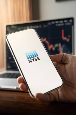 NYSE veya New York Menkul Kıymetler Borsası logosu 12 Şubat 2026 'da Hindistan' ın Bangalore kentindeki bir akıllı telefonun ekranında sergilenmektedir.