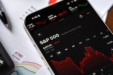 SP 500 veya S ve P 500 logosu 12 Şubat 2026 'da Hindistan' ın Bangalore kentindeki bir akıllı telefonun ekranında sergilenmektedir.