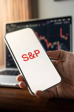 SP 500 veya S ve P 500 logosu 12 Şubat 2026 'da Hindistan' ın Bangalore kentindeki bir akıllı telefonun ekranında sergilenmektedir.