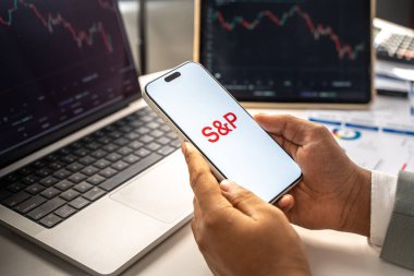SP 500 veya S ve P 500 logosu 12 Şubat 2026 'da Hindistan' ın Bangalore kentindeki bir akıllı telefonun ekranında sergilenmektedir.