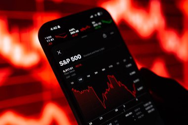 SP 500 veya S ve P 500 logosu 12 Şubat 2026 'da Hindistan' ın Bangalore kentindeki bir akıllı telefonun ekranında sergilenmektedir.