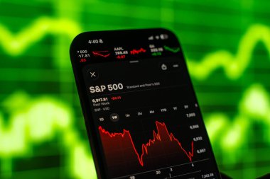 SP 500 veya S ve P 500 logosu 12 Şubat 2026 'da Hindistan' ın Bangalore kentindeki bir akıllı telefonun ekranında sergilenmektedir.