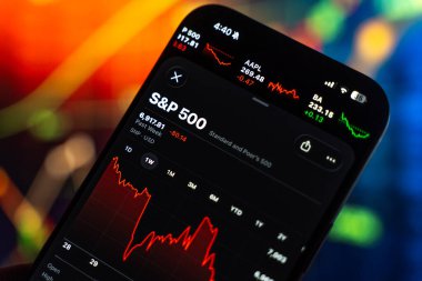 SP 500 veya S ve P 500 logosu 12 Şubat 2026 'da Hindistan' ın Bangalore kentindeki bir akıllı telefonun ekranında sergilenmektedir.