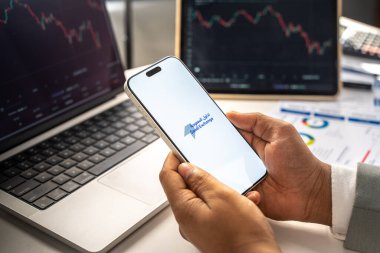 Suudi Araçlar Borsası logosu 12 Şubat 2026 'da Hindistan' ın Bangalore kentindeki bir akıllı telefonun ekranında sergilenmektedir.