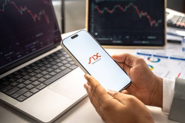 6. İsviçre Döviz Logosu, 12 Şubat 2026 'da Hindistan' ın Bangalore kentindeki bir akıllı telefon ekranında sergilenmektedir.