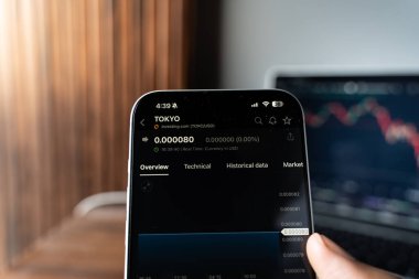 Tokyo Menkul Kıymetler Borsası logosu 12 Şubat 2026 'da Hindistan' ın Bangalore kentindeki bir akıllı telefon ekranında sergilenmektedir.