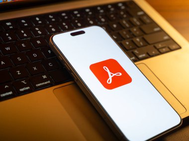 Adobe Acrobat Reader logosu, 6 Ocak 2026 'da Hindistan' ın Bangalore kentindeki bir akıllı telefon ekranında sergilenmektedir.