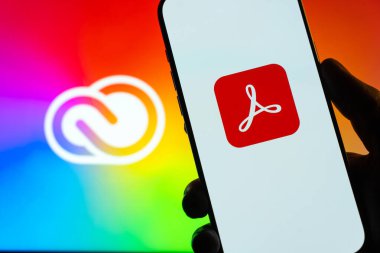 Adobe Acrobat Reader logosu, 6 Ocak 2026 'da Hindistan' ın Bangalore kentindeki bir akıllı telefon ekranında sergilenmektedir.