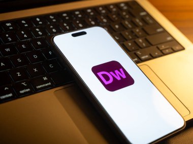 Adobe Dreamweaver logosu, Bangalore, Hindistan 'daki bir akıllı telefonun ekranında 06 Ocak 2026' da sergilenmektedir.