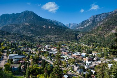 Ouray, Colorado çevre dağlarda yuva yapmış durumda. Çevre patikasından bakıldığı gibi.