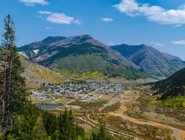 Silverton, Colorado 'nun yükseltilmiş sonbahar manzarası 550 numaralı yoldan dağların arasına kurulmuş.