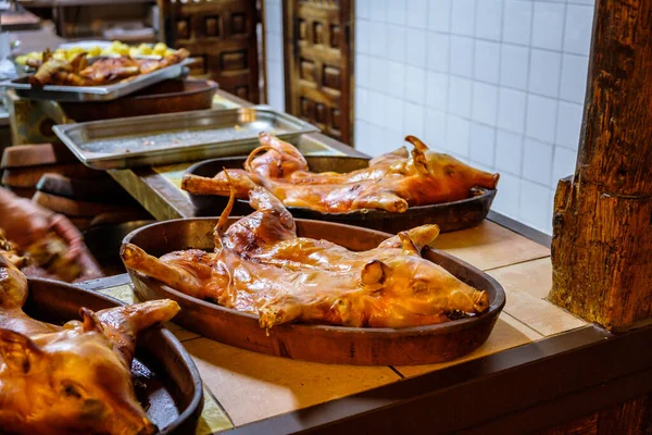 Geleneksel olarak İspanyol restoranında servis edilen kavrulmuş süt domuzu.