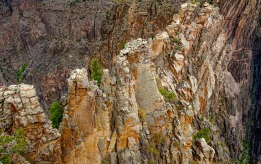 Gunnison North Rim 'in Kara Kanyonu' ndaki Şeytan Gözcüsü 'nün sarkık belkemiğinin inanılmaz manzarası.