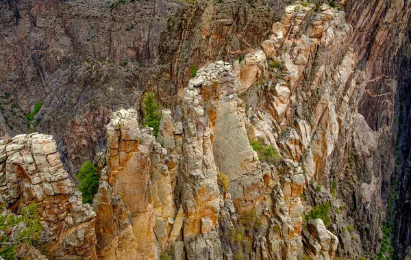 Gunnison North Rim 'in Kara Kanyonu' ndaki Şeytan Gözcüsü 'nün sarkık belkemiğinin inanılmaz manzarası.