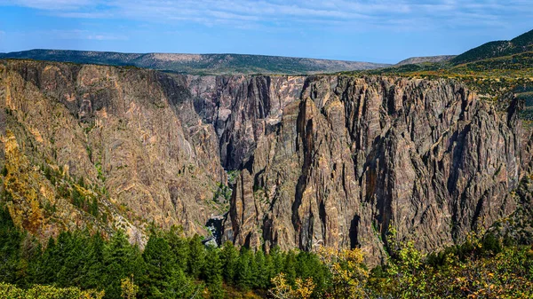 Gunnison Ulusal Parkı 'nın Kara Kanyonu' ndaki Gunnison Point 'in güzel manzarası.