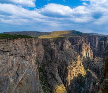 Gunnison 'un Kara Kanyonu' nun Chasm Manzarasında Cek-a-Boo güneşi