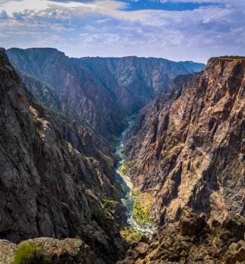Gunnison Nehri 'nin Vew' ı Cedar Point Yolu 'ndan Gunnison' un Kara Kanyonu 'na.