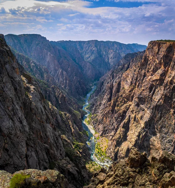 Gunnison Nehri 'nin Vew' ı Cedar Point Yolu 'ndan Gunnison' un Kara Kanyonu 'na.