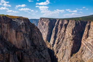 Kanyon duvarlarının dramatik manzarası. Gunnison 'ın Kara Kanyonu' ndaki Chasm View Patikası