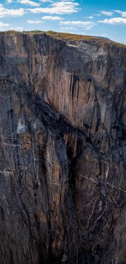 Dik bir yüz kayalığı, Gunnison Duvarları 'nın Kara Kanyonu' nun Chasm View Trail boyunca uzanan çarpıcı detaylarını gözler önüne serer..