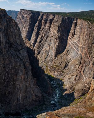 Gunnison 'un Kara Kanyonu' nun duvarlarından yansıyan altın renkleri ile akşam yaklaşıyor.