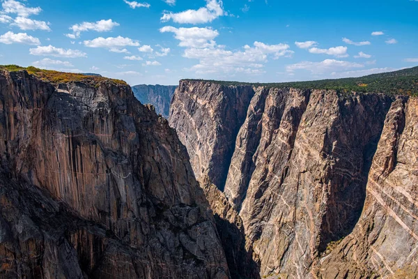 Kanyon duvarlarının dramatik manzarası. Gunnison 'ın Kara Kanyonu' ndaki Chasm View Patikası