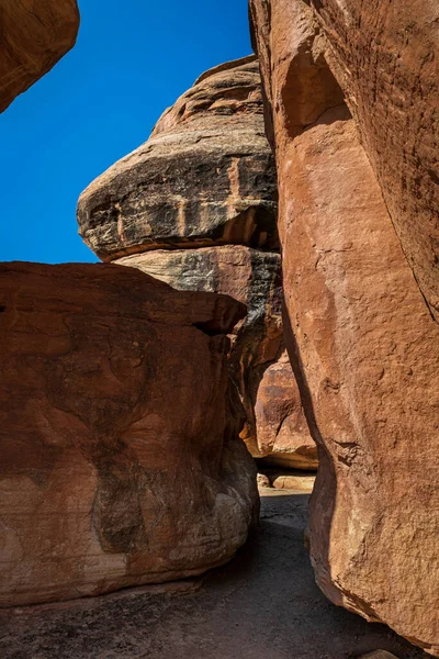 Kırmızı kayalar, Şeytan 'ın Mutfağı' ndaki mavi gökyüzüne karşı Colorado Ulusal Anıtı.