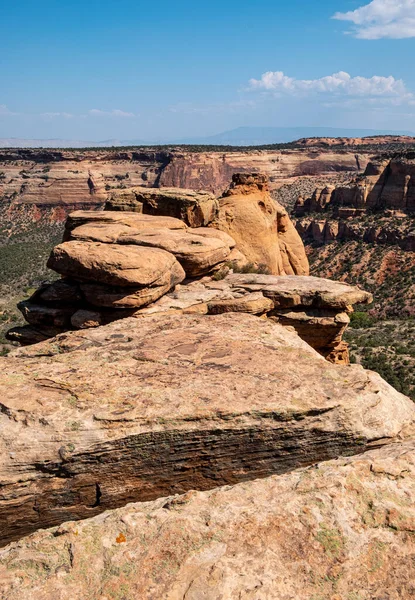 Colorado Ulusal Anıtı 'ndaki Kola Fırınları' nın üstünde dikilip Kızıl Kaya Kanyonu 'na bakıyoruz.