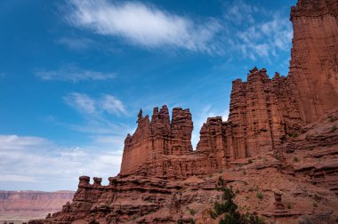 Fis 'in güzel mavi gökyüzüne karşı basamaklı kırmızı kaya oluşumu