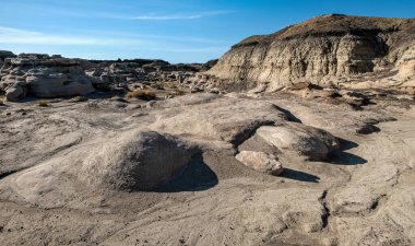 Bisti Çorak Toprakları her yerde çeşitli kaya oluşumlarıyla çok ilginç ve tuhaf bir manzaraya ev sahipliği yapıyor.