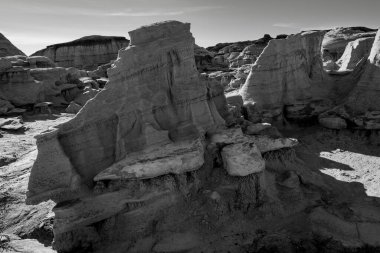 Kum taşının duvar yüksekliği Bisti Çorak Toprakları 'nda doğal koridorlar yaratır.