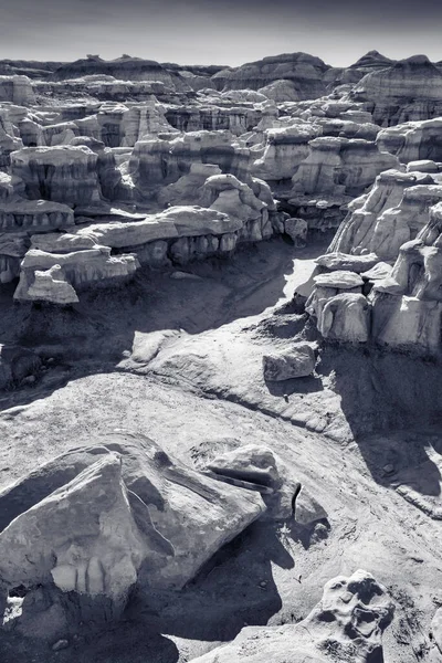 Siyah beyaz yakalama, Bisti Çorak Toprakları heykellerinin görkemli doğal eserini azaltmaz.