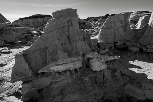 Kum taşının duvar yüksekliği Bisti Çorak Toprakları 'nda doğal koridorlar yaratır.