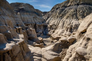 Çorak Topraklar 'ın kanyonlarında bir kaç patika sonunda son bulur.