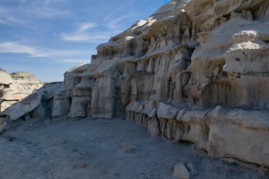 Jutting duvarı, özenle hazırlanmış bir tasarım oluşturan kumtaşı sütunlar ve perdeler tarafından vurgulanır.