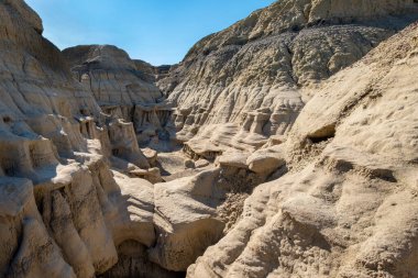 Bisti Çorak Toprakları 'nın muhteşem tepeler ve oluşumlar arasında sıkışmış pek çok çıkmaz sokağı var.