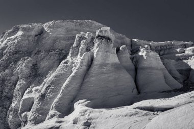 Çorak Topraklar 'ın bölgeleri siyah ve beyaz bir ihtişamla kasvetli görünüyor.