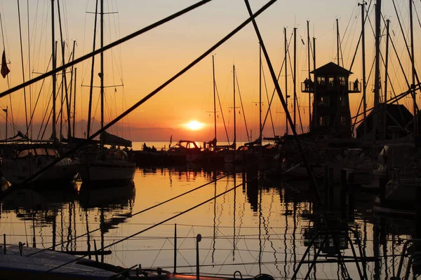 Prachtige Zonsondergang Achter Drukke Jachthaven Van Bagenkop Haven Het Eiland — Stockfoto