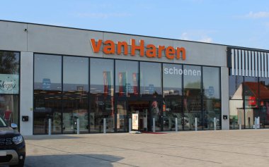 DENDERMONDE, BELGIUM, 19 Eylül 2020: bir van Haren mağazasının dış görünümü. Ayakkabı ve giysi konusunda uzmanlaşmış Alman bir zincir mağazası. İllüstrasyon Editörü.