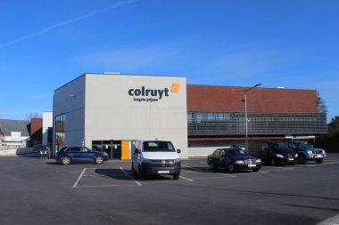 LEBBEKE, BELGIUM, 20 Mart 2021: Belçika 'nın Flanders kentindeki Colruyt süpermarketinin dış görüntüsü. Colruyt, Belçika 'nın sahip olduğu 26.000' den fazla çalışanı olan bir süpermarket zinciri..