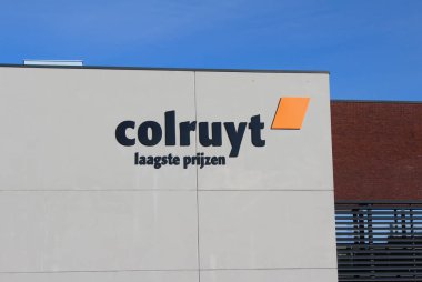 LEBBEKE, BELGIUM, 20 Mart 2021: Belçika 'nın Flanders kentindeki Colruyt süpermarketinin dış görüntüsü. Colruyt, Belçika 'nın 26.000' den fazla çalışanı olan bir süpermarket zinciri. Kopyalama alanı olan Flamanca metin.
