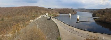 Belçika, Wallonia 'da Jalhay yakınlarındaki Gileppe Barajı ve Gileppe Gölü' nün panoramik manzarası. Yerçekimi barajı Belçika 'nın en yüksek barajıdır..