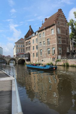 MECHELEN, BELGIUM, 1 AĞUSTOS 2021: Dijl Nehri manzarası ve Mechelen 'deki' Grootbrug 'yakınlarında bir turist teknesi. Mechelen, Antwerp ilinin popüler bir turizm beldesidir..