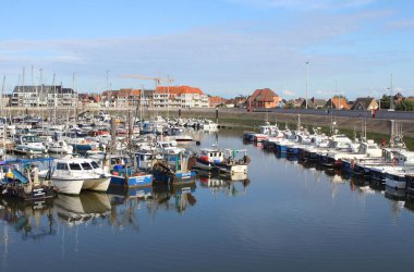 BLANKENBERGE, BELGIUM, 2 AĞUSTOS 2021: Bir yaz akşamında Blankenberge 'deki işlek yat limanının manzarası. Blankenberge, Belçika sahillerinde çok popüler bir sahil beldesidir..