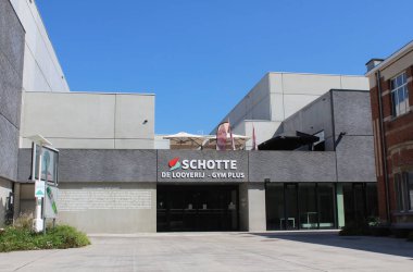 AALST, BELGIUM, 25 AĞUSTOS 2021: Erembodegem, Aalst 'teki' Schotte 'spor kompleksinin dış görünüşü. Kompleks, Büyük Aalst 'ta çok sayıda spor kulübü ve fitness faaliyetlerinin merkezi konumundadır..