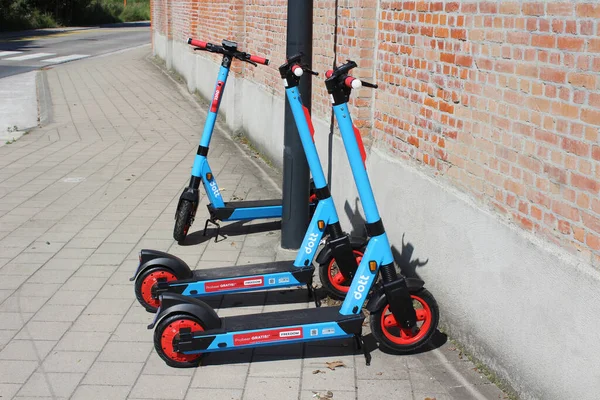 Aalst Bélgica Agosto 2021 Grupo Scooters Elétricos Dott Estacionados Pavimento — Fotografia de Stock