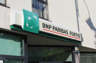 LEBBEKE, BELGIUM, 25 AĞUSTOS 2021: BNP Paribas Fortis High Street Banks 'in bir şubesinin dış görüntüsü. Belçika 'nın en büyük bankasıdır..