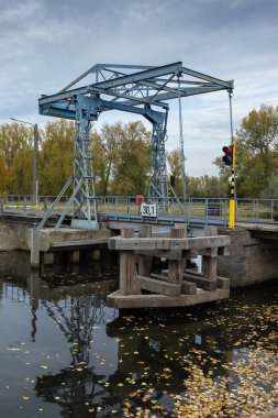 Belçika 'nın Doğu Flanders kentindeki Geraardsbergen yakınlarındaki Zandbergen' deki tarihi kaldırma köprüsünün sonbahar manzarası. Boşluğu aşağıya kopyala.